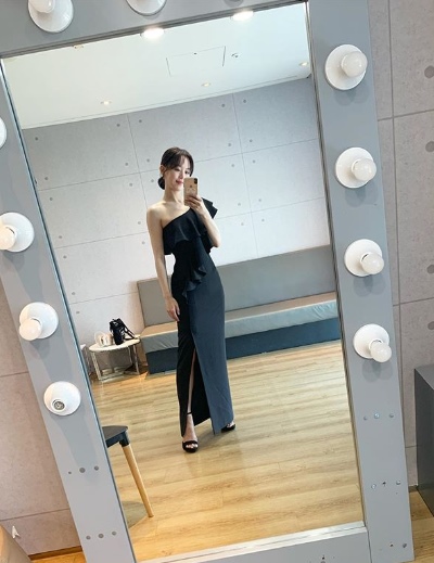Actor Kang Han-Na greeted Hwasa with a Smile.Kang Han-Na posted several photos on his 28th day with an article entitled Congratulations on Korea pd in his instagram.Kang Han-Na in the public photo is taking a selfie in a black dress.Smile of Kang Han-Na, who is building Smile with a cue card, is Hwasa; another photo shows Kang Han-Na with a slender line and attracts attention.Meanwhile, Kang Han-Na appeared on JTBCs The Romance, which recently ended.Photo: Kang Han-Na SNS