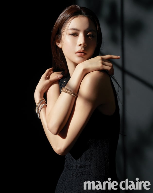 Actor Go Yoon-jung, who emerged as a top-trend co-worker with Actor Park Bo-gum, unveiled a luxurious picture.Magazine Marie Claire released a picture with Go Yoon-jung and Cartier on the 29th. Go Yoon-jung in the public picture is attracting attention because it boasts elegant charm.