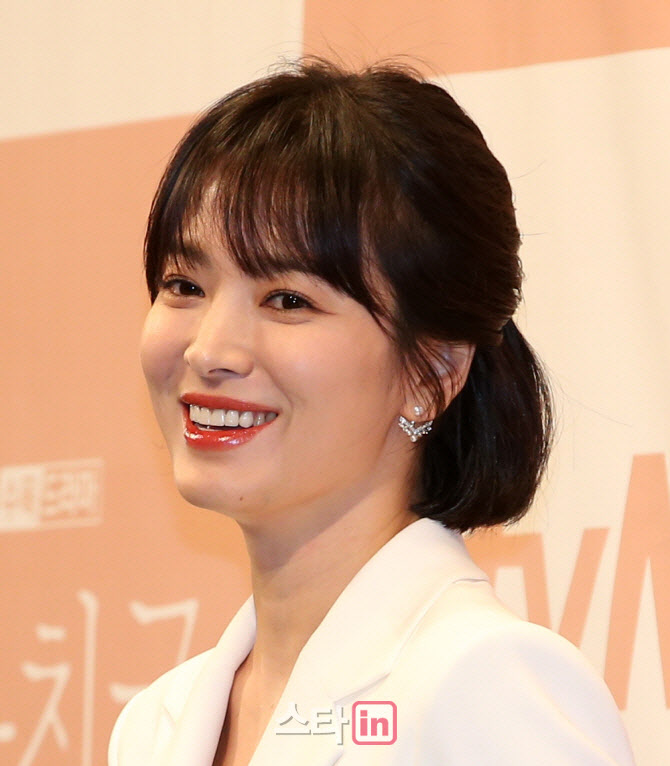 Actor Song Hye-kyo expressed his gratitude to his fans.I am very grateful for the reason that I am now loved by many people, he said.Song Hye-kyo recently announced several photos of pictures with Elle Singapore through his SNS.Song Hye-kyo appeared on TVNs Boyfriend last year and is currently reviewing his next film.