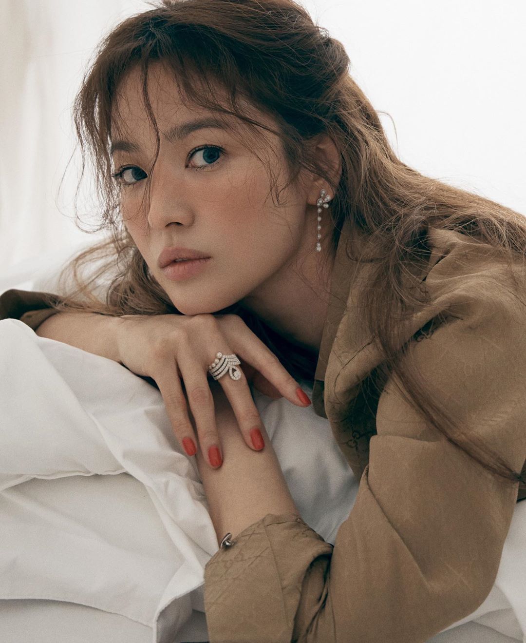 Seoul=) = A pictorial highlighting the dreamy charm of Actor Song Hye-kyo has been released.Song Hye-kyo released a picture with overseas fashion magazine through his Instagram on the 29th.In the pictorial, Song Hye-kyo is wearing a makeup that emphasizes a messy wave hair and dreamy charm and poses in various ways, a beauty that digests a variety of costume styling.It also highlights the chic and dreamy atmosphere, and it attracts attention because it can get a glimpse of Song Hye-kyos other charm.Meanwhile, Song Hye-kyo recently donated 10,000 copies of guides made in Korean and Chinese to the Chinese government office in China on the occasion of the establishment of the Provisional Government of the Republic of Korea with Professor Seo Kyung-duk of Sungshin Womens University.