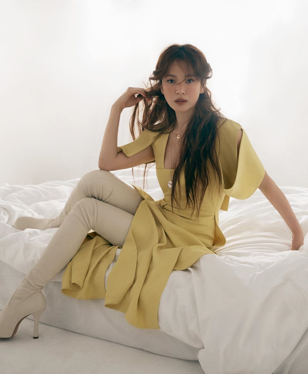 Seoul=) = A pictorial highlighting the dreamy charm of Actor Song Hye-kyo has been released.Song Hye-kyo released a picture with overseas fashion magazine through his Instagram on the 29th.In the pictorial, Song Hye-kyo is wearing a makeup that emphasizes a messy wave hair and dreamy charm and poses in various ways, a beauty that digests a variety of costume styling.It also highlights the chic and dreamy atmosphere, and it attracts attention because it can get a glimpse of Song Hye-kyos other charm.Meanwhile, Song Hye-kyo recently donated 10,000 copies of guides made in Korean and Chinese to the Chinese government office in China on the occasion of the establishment of the Provisional Government of the Republic of Korea with Professor Seo Kyung-duk of Sungshin Womens University.