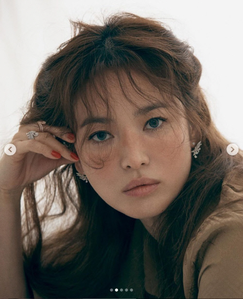 In a picture that emphasizes glamorous and colorful feeling with dark shade Makeup, Song Hye-kyo showed an elegant charm that stands out in his 24th year of debut.Song Hye-kyo showed a picture with magazine Elle Singapore on his SNS on the 29th.