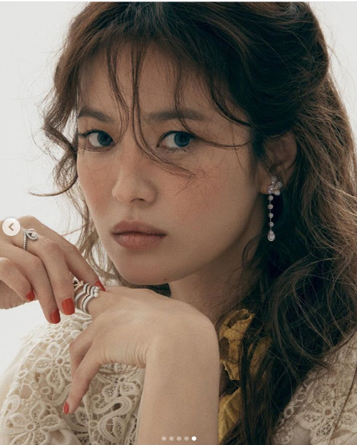 In a picture that emphasizes glamorous and colorful feeling with dark shade Makeup, Song Hye-kyo showed an elegant charm that stands out in his 24th year of debut.Song Hye-kyo showed a picture with magazine Elle Singapore on his SNS on the 29th.