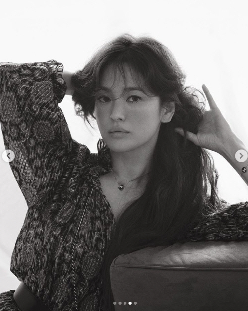 In a picture that emphasizes glamorous and colorful feeling with dark shade Makeup, Song Hye-kyo showed an elegant charm that stands out in his 24th year of debut.Song Hye-kyo showed a picture with magazine Elle Singapore on his SNS on the 29th.