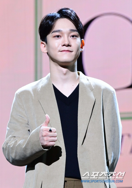 Chen from the group EXO was a big girl.Chen got a lot of money today, said SM Entertainment, a subsidiary company.Chens wife gave birth to a daughter at a maternity clinic in Cheongdam-dong, Gangnam-gu, Seoul, and Chens wife reportedly gave birth a little earlier than scheduled.Chen reported on the pregnancy with the announcement of the surprise marriage in January, when Chen said, Blessing came to me.I was very embarrassed because I could not do the parts I planned with the company and the members, but I was more encouraged by this blessing. SM Entertainment also said, Chen has met a precious relationship and marriage. The bride is a non-entertainer, and marriage ceremony is planned to be held reverently by only the families of both families. But after Chens sudden announcement of marriage, some fans issued a statement calling for his departure.Chen apologized to his fans in a month after the announcement of the marriage, saying, I am worried that I will hurt you with a bad word, but I want to tell you that I am sorry for all of you who have waited for me first, and I want to express my apology to EXOel who was surprised and embarrassed by my sudden news.When I first wrote, I had a lot of trouble about how to tell EXOel who had been together for the first time in my life, he said. But I left it with the thought that I should tell you the truth first, but unlike my heart, I was disappointed and hurt by my lack and poor words.However, SM Entertainment said, We have had time to discuss with EXO members before officially announcing Chens marriage, and all EXO members have been suffering from the pain of member departure, so we have expressed our intention to continue to be together. We also respect the opinions of these members and inform them that there is no change in EXO members. 
