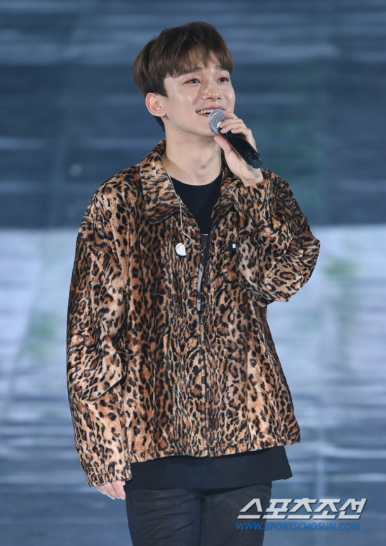 Chen from the group EXO was a big girl.Chen got a lot of money today, said SM Entertainment, a subsidiary company.Chens wife gave birth to a daughter at a maternity clinic in Cheongdam-dong, Gangnam-gu, Seoul, and Chens wife reportedly gave birth a little earlier than scheduled.Chen reported on the pregnancy with the announcement of the surprise marriage in January, when Chen said, Blessing came to me.I was very embarrassed because I could not do the parts I planned with the company and the members, but I was more encouraged by this blessing. SM Entertainment also said, Chen has met a precious relationship and marriage. The bride is a non-entertainer, and marriage ceremony is planned to be held reverently by only the families of both families. But after Chens sudden announcement of marriage, some fans issued a statement calling for his departure.Chen apologized to his fans in a month after the announcement of the marriage, saying, I am worried that I will hurt you with a bad word, but I want to tell you that I am sorry for all of you who have waited for me first, and I want to express my apology to EXOel who was surprised and embarrassed by my sudden news.When I first wrote, I had a lot of trouble about how to tell EXOel who had been together for the first time in my life, he said. But I left it with the thought that I should tell you the truth first, but unlike my heart, I was disappointed and hurt by my lack and poor words.However, SM Entertainment said, We have had time to discuss with EXO members before officially announcing Chens marriage, and all EXO members have been suffering from the pain of member departure, so we have expressed our intention to continue to be together. We also respect the opinions of these members and inform them that there is no change in EXO members. 