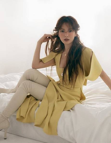 Actor Song Hye-kyo has become an atmosphere Goddess.Song Hye-kyo released several pictures of the May issue of the fashion magazine Elle Singapore on his instagram on the 29th.Song Hye-kyo in the picture lay on the bed and created a dreamy atmosphere, and also wore a yellow dress and spewed an alluring Aura.In particular, Song Hye-kyos deep eyes and unchanging beauty were outstanding.Meanwhile, Song Hye-kyo has been loved by Oh Hye-kyo in the 2000s national drama Sunpung Obstetrics and Gynecology. After the end of TVN Boyfriend last year, he is reviewing his next work.