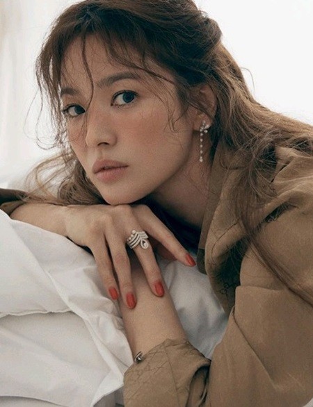 This is the beauty look.Actor Song Hye-kyo has covered the cover as well as conducting a photo shoot with fashion magazine Elle Singapore.In this regard, Elle Singapore released the cover, picture, and interview contents of the May issue containing Song Hye-kyo through official SNS on the 28th and 29th.Song Hye-kyo in the public photo was taken with a feeling like a rough Indian woman, unlike the sophisticated and lovely figure I have seen so far.Busy hairstyles and ball red makeup were also met with Song Hye-kyo and sublimated attractively.In an interview after the filming, Song Hye-kyo said, I seem to have been very lucky. I have been able to do amazing works since I was a child, and the works have been well received and loved by many people.Its why I am now, I am grateful for Moy Yat for It, it said.The picture was also posted on Song Hye-kyos SNS. Song Hye-kyo SNS, which was the best friend of Ock Joo-hyun, said, Wow.Gorgeous, admired Park Sol-mi, who praised Poten burst, What are you trying to do?Photo: Song Hye-kyo SNS