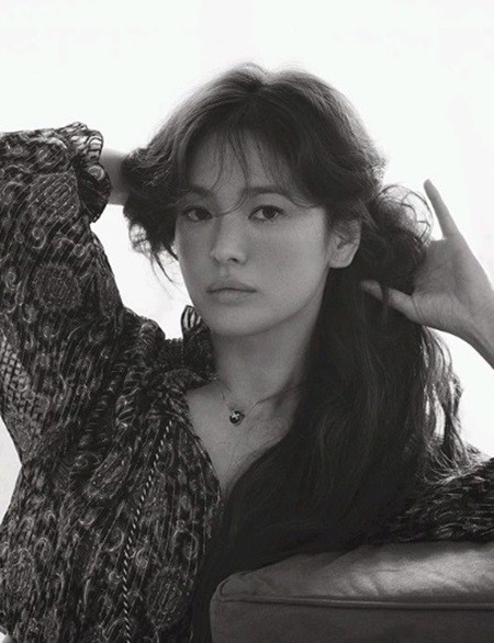 This is the beauty look.Actor Song Hye-kyo has covered the cover as well as conducting a photo shoot with fashion magazine Elle Singapore.In this regard, Elle Singapore released the cover, picture, and interview contents of the May issue containing Song Hye-kyo through official SNS on the 28th and 29th.Song Hye-kyo in the public photo was taken with a feeling like a rough Indian woman, unlike the sophisticated and lovely figure I have seen so far.Busy hairstyles and ball red makeup were also met with Song Hye-kyo and sublimated attractively.In an interview after the filming, Song Hye-kyo said, I seem to have been very lucky. I have been able to do amazing works since I was a child, and the works have been well received and loved by many people.Its why I am now, I am grateful for Moy Yat for It, it said.The picture was also posted on Song Hye-kyos SNS. Song Hye-kyo SNS, which was the best friend of Ock Joo-hyun, said, Wow.Gorgeous, admired Park Sol-mi, who praised Poten burst, What are you trying to do?Photo: Song Hye-kyo SNS