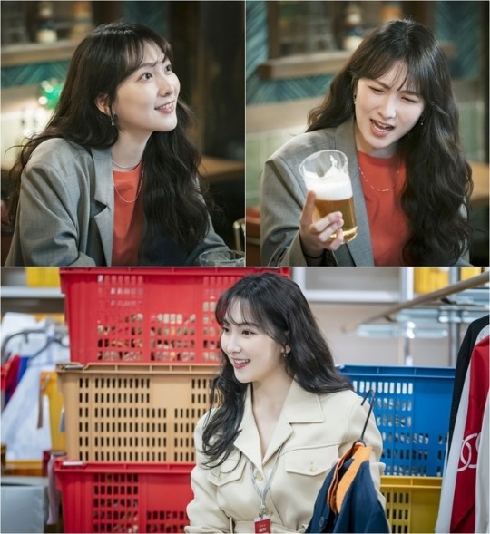 The Wild Men and Women released Kang Jiyoungs still cut, which announced his return after five years, with a lively smile and a glamorous charm that already makes him expect to play in the drama.JTBCs New Moonwha Drama, Yak-sik Men and Women (directed by Song Ji-won, playwright Park Seung-hye) is a drama depicting a triangular romance that turns out to be a path-deviated triangle by Chef Jin Sung, a hot-blooded PID Ajin, and a well-known designer Tae-wan.Kang Jiyoung, who returned to Korea as the first star of Korea Drama in five years, played the role of Kim with, a contracted entertainment producer who is second to none.Kim with laughs well, likes to drink, especially a person who loves food.For her, who holds on to her day-to-day contract with her unique positive mind and passion, the night-to-day meal at the bistro run by Chef Park Jung (Jung Il-woo) is healing itself.Kim with is given a chance of a lifetime: if you succeed in a program called Western Men and Women, you will be able to make your dream debut.In the still cut released on the 29th, the character of Kim with is honestly and dignified without any hesitation.I have been working all day, but I feel like I am filled with pleasant energy because I have to shake off delicious food and a cool drink and laugh youthfully.But when I work, I always boil like a hot water at 41 degrees. Is it the passion and vitality that filled her?Expectations are high that Chef, a regular house, will be invited as a host to capture the hearts of viewers of Night-Sight Men and Women, and even to succeed in romance with Jin Sung.Kang Jiyoungs passion is as different as Kim with, the production team said. He is also playing a vital role in the field.She is particularly good at chemistry with her opponents, and she will be able to see another attraction she has never seen before. The Night Men and Women will be broadcast on May 25 at 9:30 pm.Photos