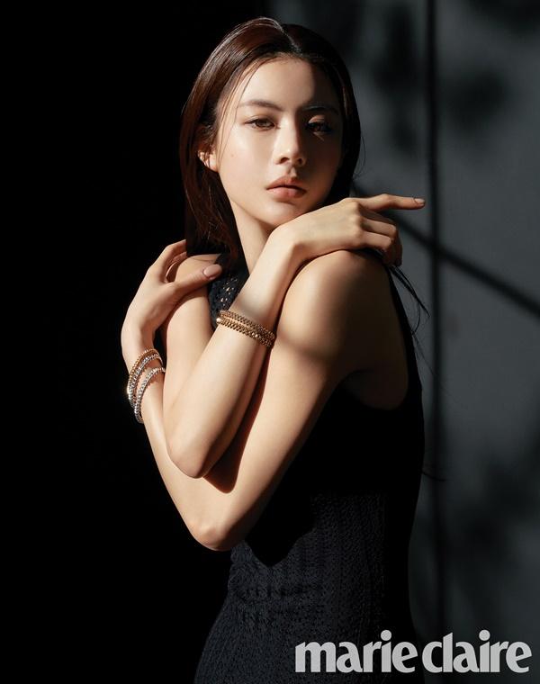 Earlier this year, a charming picture of Go Yoon-jung, who has emerged as a popular co-work with Park Bo-gum in the Music Video of singer Lee Seung-chuls I Love You a lot, was released in the May issue of Marie Claire.On the other hand, Go Yoon-jung was selected as the main character of Lee Eung-bok PDs new work Sweet Home, which hit the drama Dawn of the Sun, Dokkaebi and Mr.
