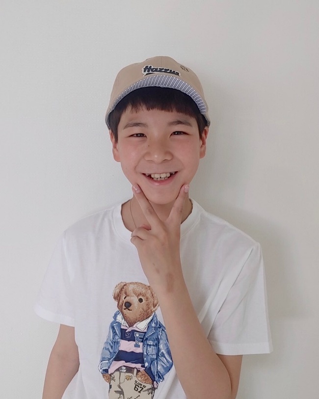 Jung Dong-won is going to be the fourth Love Live!! runner.The Newera Project Mr.Trot official Instagram said, I will announce the start of Jung Dong-wons V live. Nowadays, I am tired of Zipcock, Mr. Trotmans first V live broadcast Love Live!What is Jung Dong-won Pick DIY that you want to follow at home? 8 oclock this evening!V live, please come to play. Jung Dong-won in the photo is laughing brightly wearing a cute bear T-shirt.The figure of Dongwon, who is smiling lovingly with V on his chin, made his uncles heart beat.The netizens who watched this showed their expectation by responding such as Cute mobilization meets in the evening and It is really beautiful and mobilization.park jung-min