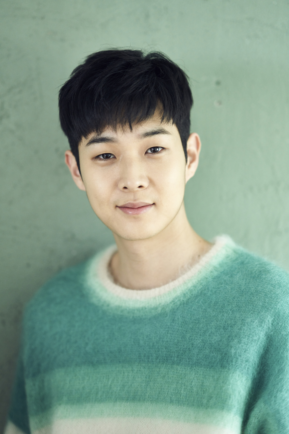 Choi Woo-shik has vividly responded to Best Friend Park Seo-joon, V, and Park Hyung-sik who saw Time of Hunting.Choi Woo-shik, who starred in the film Time of Hunting (director Yoon Sung-hyun), revealed his impressions of showing the movie through the video interview on April 29.Time of Hunting is a chase thriller that captures the time of four friends who planned dangerous operations for a new life, an unidentified pursuer who chases them, and their breathtaking hunting. It was released simultaneously to more than 190 countries around the world on April 23 through Netflix.As for the occasion of the appearance, Choi Woo-shik said, When I choose a work, I think about the process. I am very excited about what process I will experience with these people.It was the biggest thing to do with Lee Jae-hoon, Ahn Jae-hong, Park Jung-min, and Park Hae-soo, and there was a lot of curiosity about Yoon Sung-hyun because he enjoyed the watchman .I was curious because my colleagues liked it so much, and I wanted to see the finished version of the work. I was looking forward to seeing the thrill and tension. Instead of opening the theater, she was satisfied with the movie on Netflix.Choi Woo-shik said, Fortunately, I experienced a service called Netflix as a Okja. Since the parasite, it was a better opportunity to greet overseas people more quickly.pear hyo-ju
