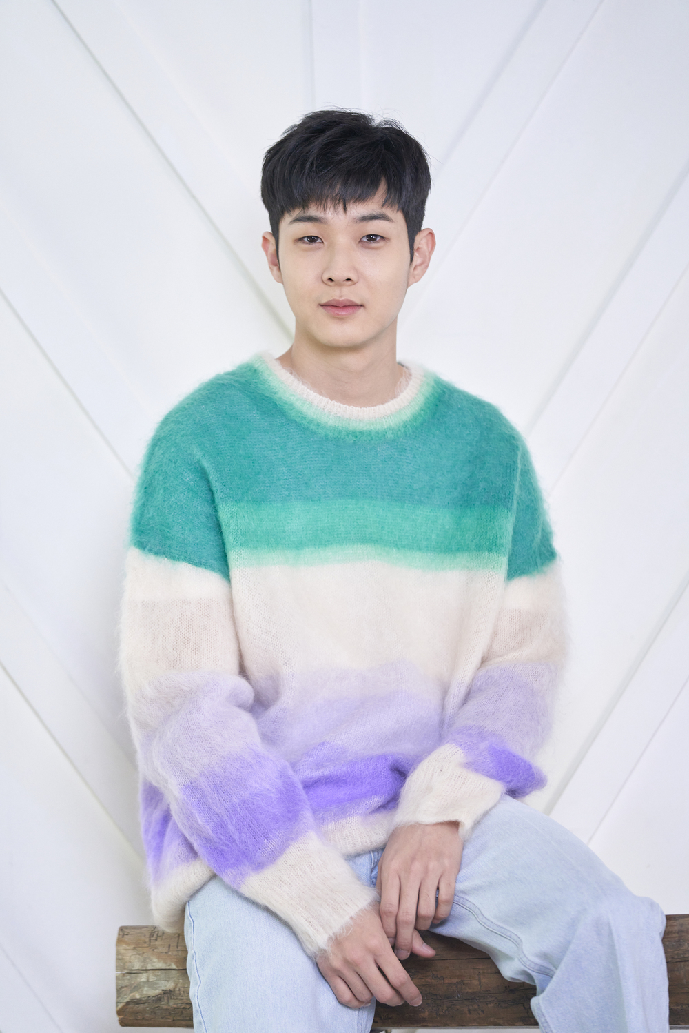 Choi Woo-shik has vividly responded to Best Friend Park Seo-joon, V, and Park Hyung-sik who saw Time of Hunting.Choi Woo-shik, who starred in the film Time of Hunting (director Yoon Sung-hyun), revealed his impressions of showing the movie through the video interview on April 29.Time of Hunting is a chase thriller that captures the time of four friends who planned dangerous operations for a new life, an unidentified pursuer who chases them, and their breathtaking hunting. It was released simultaneously to more than 190 countries around the world on April 23 through Netflix.As for the occasion of the appearance, Choi Woo-shik said, When I choose a work, I think about the process. I am very excited about what process I will experience with these people.It was the biggest thing to do with Lee Jae-hoon, Ahn Jae-hong, Park Jung-min, and Park Hae-soo, and there was a lot of curiosity about Yoon Sung-hyun because he enjoyed the watchman .I was curious because my colleagues liked it so much, and I wanted to see the finished version of the work. I was looking forward to seeing the thrill and tension. Instead of opening the theater, she was satisfied with the movie on Netflix.Choi Woo-shik said, Fortunately, I experienced a service called Netflix as a Okja. Since the parasite, it was a better opportunity to greet overseas people more quickly.pear hyo-ju