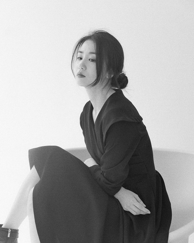 Park Ha-sun flaunts elegant goddess beautyPark Ha-sun posted several photos on April 29 on his personal Instagram.In the photo, Park Ha-sun is staring somewhere, wearing a black dress with her hair tied up, her eyes slightly lowered, giving a depressing atmosphere.Especially, the eyes are focused on the beauty that comes out through black and white.park jung-min