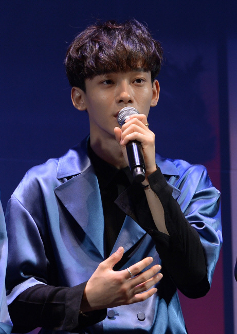 Chen, of the group EXO (EXO), who announced the marriage news earlier this year, became a father.On the 29th, SM Entertainment said, EXO Chen was born today. Chens wife reportedly gave birth to a daughter at a maternity clinic in Cheongdam-dong, Gangnam-gu, Seoul.Earlier, Chen said in January that he had a girlfriend who wanted to be with him for a lifetime.I was very embarrassed because I could not do the parts I planned with the company and the members, but I was more encouraged by this blessing. SM Entertainment also said, Chen has met with a precious relationship and marriage. The bride is a non-entertainer, and marriage ceremony is planned to be held reverently by only the families of both families.But after Chens sudden announcement of marriage, some fans issued a statement calling for his departure.Chen wrote a letter to his fans a month after the announcement of the marriage, saying, I would like to express my apology to EXOel (EXO fan club nickname), who would have been surprised and embarrassed by my sudden news.I had a lot of troubles about how to convey my words because it happened for the first time in my life, and I was disappointed and hurt by the lack of words and poor words unlike my heart.I apologize to you too late and I apologize again. Nevertheless, as the demand for withdrawal continued, SM Entertainment said, We had time to discuss with EXO members before officially announcing Chens marriage, and all EXO members have been suffering from the pain of leaving the member, so we have been told that we want to continue to be together. We also respect the opinions of these members and inform them that there is no change in EXO members.