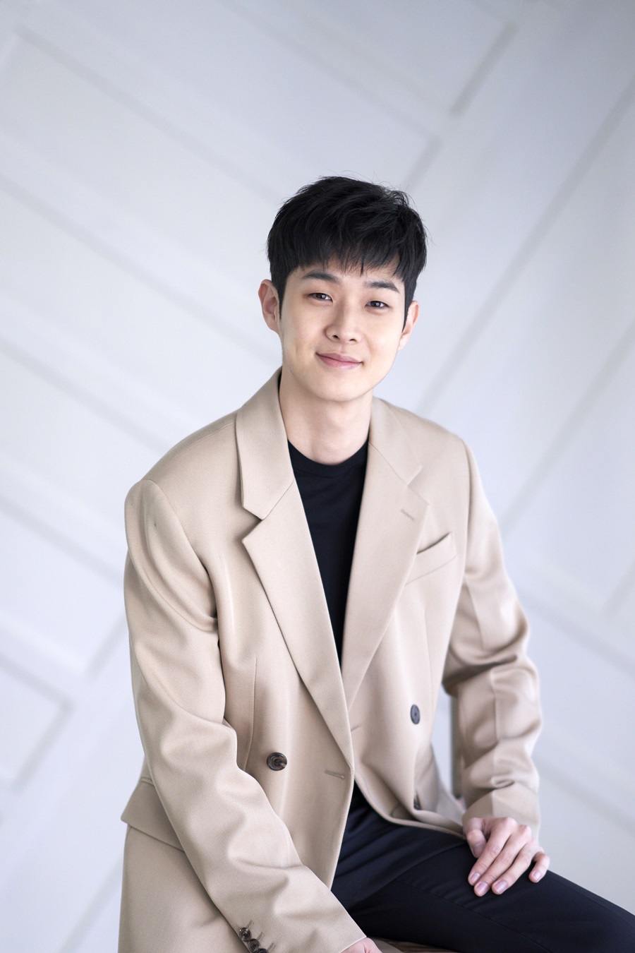 Actor Choi Woo-shik has expressed his feelings about the Netflix release of Time of Hunting.Choi Woo-shik was satisfied with the Netflix release of the movie Time of Hunting in an online video interview on the 29th, saying, I wanted to be seen abroad quickly and it was so good.Shooting Time, the next film released by director Yoon Sung-hyun in nine years, was not planned as Netflix original content, but turned to Netflix in conjunction with the aftermath of Corona 19.It was the first time that commercial films with a total production cost of 12 billion won were released on Netflix, not theaters, in more than 190 countries on the afternoon of the 23rd.Time of Hunting Content Panda, an overseas distributor, has been suffering from the Netflix screening, applying for a ban on screening, and agreeing with investment distributor Little Big Pictures.Choi Woo-shik, who first went through Netflix release through Netflix original Okja, experienced Netflix as Okja.After parasites, I was able to say hello quickly abroad, rather than to show myself abroad sooner, so I was so good if I thought personally.Choi Woo-shik said: I think many actors can show it with Netflix or other streaming services in the future, and there are a lot of works coming out.It seems that my acting has become more and more accessible to fans in various media.At the time of Okja, there was a story about the release of streaming service at the Cannes Film Festival, but after that, peoples thoughts seem to have changed a lot. Neflix Roma won the Academy Awards.I do not think it is classified like this in the movie of the Internet in that way, he said.BTS V, actor Park Seo-joon, singer Pickboy and Park Hyung-sik, and Wooga Pam also took care of hunting time early.Choi Woo-shik said: The advantage is that Netflix can be seen even in busy times; my busy friends have also taken time to see and praised a lot.I have a lot of scenes where I swear in the time of hunting, he added. I have been following my lines and making fun of them.Time of Hunting is a chase thriller that captures the time of their breathtaking hunting, four friends who planned a dangerous operation for a new life in the background of the near future, and Park Jung-min, Park Hae-soo, and others.