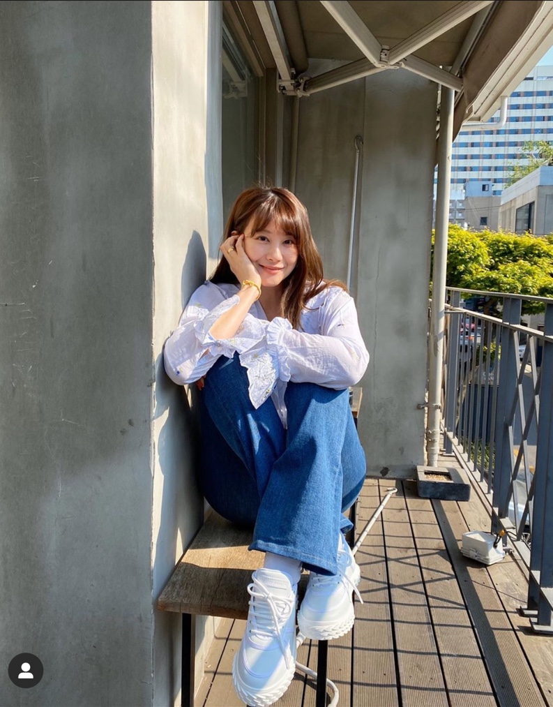 Actor Yoo In-young showed off her lovely beautiful looks.On the 29th, Yoo In-young released a picture on his Instagram with an article entitled Thank you for taking me to a good place because I am a new shoe that I brought with me a pretty Hana.In the photo, Yoo In-young sat on a chair and showed off her beautiful looks in white shoes. Yoo In-young showed a neat atmosphere in a white shirt and jeans.A calyx pose and a fresh smile are brilliant on one hand on the chin.The netizens responded to feelings of girlfriends, lovely, I saw them well in good casting, pictures even if I just shot and admired Yoo In-youngs appearance.Yoo In-young is listening to the praise of Good Casting in the SBS drama Good Casting, perfecting the role of the unmarried mother NIS agent Lim Ye-eun.Photo Yoo In-young SNS