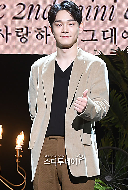 Group EXO Chen has become a luscious, father - only three months after announcing the romance - marriage - pregnancy.EXO Chen was a big girl today (29th), said an official at SM Entertainment, a subsidiary company, on the 29th.Chens wife was reported to have had a daughter Child birth at a maternity clinic in Cheongdam-dong, Seoul.Chen surprised fans by telling the news of marriage and GFriends pregnancy at once through the official fan cafe on January 13th.At the time, Chen said, I have a GFriend who wants to spend his whole life together.I was worried and worried about what kind of situation would happen due to this decision.  However, I wanted to communicate with the company and consult with the members, especially the fans who are proud of me, so that I would not be surprised by the sudden news.Then we came to blessings, said Marriage and his girlfriends pregnancy news.Since then, rumors have been heard that GFriend has already raised the marriage ceremony in the cathedral since the rumor that he was seven months of pregnancy, but his agency has kept all information about Chen marriage in addition to the fact that the marriage ceremony will be held privately.There were also reactions to Chens visit to individual happiness, but many EXO fans felt a severe betrayal of Chen and demanded that he leave the team.Even Boycott moves to EXO have been seen.But his agency kept Chen.Before we officially announced the marriage of the member Chen, we had time to discuss it with the EXO members, the agency said. All of the EXO members have been suffering from the member departure, so they will continue to want to be together in the future.We also respect the opinions of these members and inform them that there is no change in EXO members. Chen also released his second apology in February, a month after the announcement of the marriage, and said, I am worried that I will hurt you in a bad way, but I would like to say sorry to all of you who have waited for me.I apologize to you too late and Im sorry again, Chen said. Ill show you how Im trying. Thank you.Chen was born in 1992 and has to coordinate the time of military enlistment according to future activities.