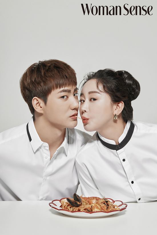 Pictures of Ham So-won, Evolution and China Mama have been released.Ham So-won, Evolution couple and China Mama mother-in-law reported pleasant current situation through the May issue of Hanman essence.These families are loved by viewers by revealing their honest and warm daily life through the TV Chosun entertainment program The Taste of Wife.Ham So-won showed a lot of affection for mother-in-law who was 12 years old.Mother-in-law is sometimes like a friend, sometimes like a sister, said Ham So-won. I didnt know I would meet my parents-in-law so often, but I think Im getting better when I meet them so often.Evolution also said, The relationship between mother and wife is unusual and special, he said. I am grateful to both of them.He also credited his parents for the secret of his wifes taste. I did not expect this response to be good.I think I like it because I show you the trial and error of the couple after marriage, the story of mother-in-law and daughter-in-law, pregnancy and childbirth, and the grievances of childcare without any hesitation, he said. It was more realistic because my parents were not conscious of the camera.Ham So-won also mentioned the child about the biggest worry after marriage. My husband and my parents are so good, but it is best to have a child.Im hoping for a second time, he said, and Ive had a recent in vitro baby procedure and Ive failed.He said he plans to try natural pregnancy for the time being until his tired body is recovered.I dont have a second desire, Evolution said, adding that my wife wants to have a child so much that shell try to do it again in the warm spring.The full story of the interview between Han So Won and Evolution can be found in the May issue of Hanman essence.Photo = Hanman essence