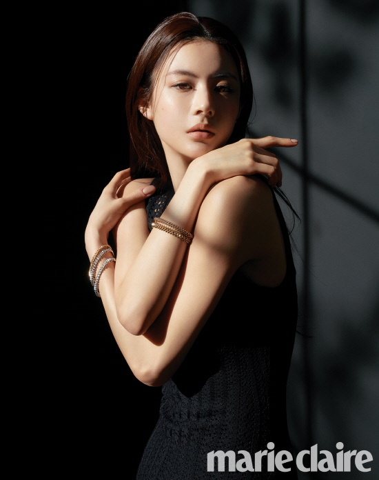 In the May issue of Marie Claire, a charming picture of actor Go Yoon-jung, who has emerged as a popular singer in the music video of singer Lee Seung-chuls I Love You a lot, with Park Bo-gum and co-work, with Cártiers collection of iconic jewelery, Clash de Cartier de Cartier.Go Yoon-jung in the picture perfectly played the main keyword two sides of the collection by wearing Clash de Cartier de Cartier jewelery along with black and white costumes.In a variety of layered cuts of Clash de Cartier de Cartier jewelery with a black knit sleeveless dress, his healthy skin tone and brown eyes were highlighted together to create a chic and dreamy atmosphere.In the cut with the hoop earring, the look of the playful expression gave off a refreshing and lovely charm.Actor Go Yoon-jungs picture and video, which is expected to be more anticipated in the future, will be featured in the May issue of Marie Claire, Marie Claire Instagram, and Marie Claire WebSite I can.Clash de Cartier de Cartier jewelery worn by Go Yon-jung can be found at Cartier WebSite.Photo: Marie Claire