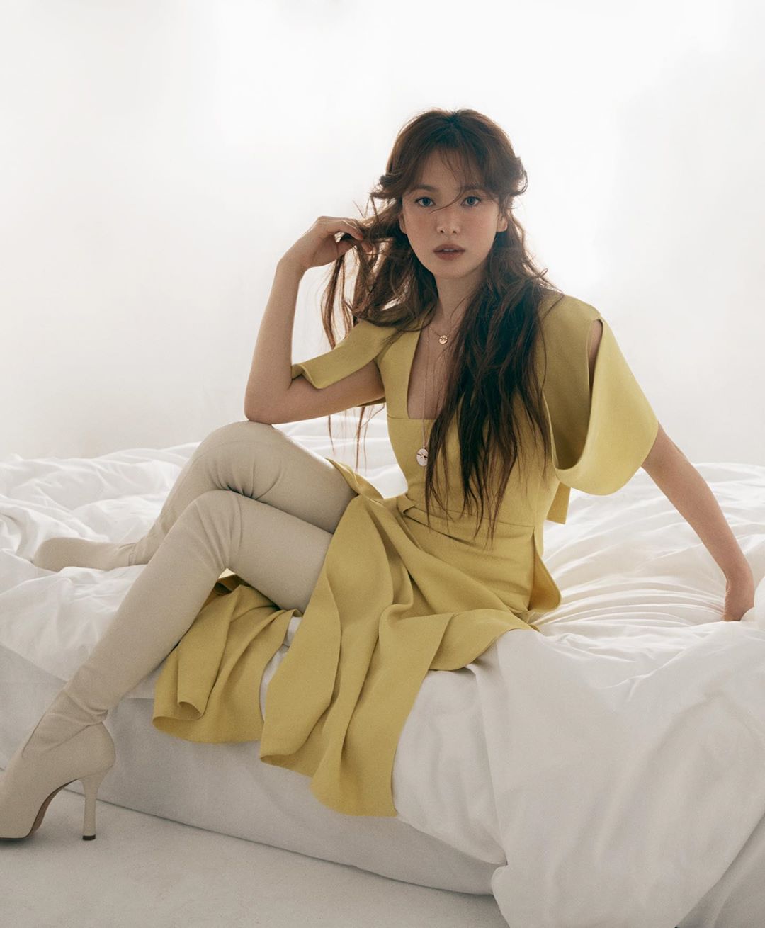 Actor Song Hye-kyo has released a picture with overseas fashion magazines.Song Hye-kyo posted several photos on her Instagram page on Monday.In the open photo, Song Hye-kyo completed the fashion with half-bundled wave hair styling and bold accessories.Song Hye-kyo captured the Sight of those who see it as a bright visual and unique elegance like Spring.Meanwhile, Song Hye-kyo is currently reviewing his next film.Photo: Song Hye-kyo Instagram