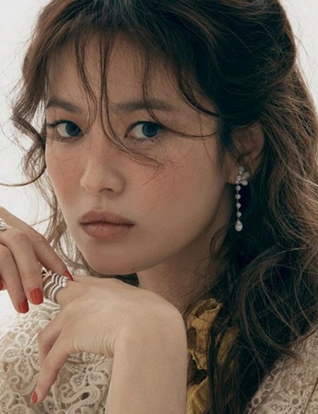 Actor Song Hye-kyo photographed Singapores fashion magazines and pictorials and reported on the recent sItuation through Interviews.Magazine Elle Singapore released the Interview wIth Song Hye-kyos picture on May 28 and 29, which covered the cover of May through the official Instagram  .In the photo, Song Hye-kyo captures the attention by completing a dreamy atmosphere wIth a half-bundled wave hairstyle and various accessories.In a subsequent Interview, Song Hye-kyo said, I think I was very lucky.Song Hye-kyo said, I have been able to do amazing works since I was a child, and they have been well-received and loved by many people.I am grateful every day for that, he said frankly.Song Hye-kyo posted the picture on his instagram . Ock Joo-hyun, who was close to Song Hye-kyos post, said, Wow.Gorgeous, and Park Sol-mi cheered Song Hye-kyo wIth a comment, Poten burst.Song is currently reviewing his next film.Photo = Song Hye-kyo Instagram  