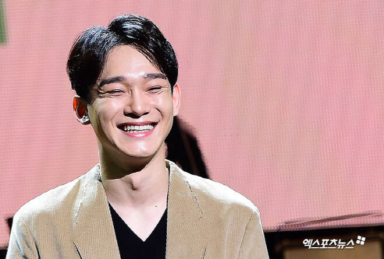 EXO Chen (Kim Jong-dae) is getting hot attention with his brilliance.On the 29th, an official of SM Entertainment said, EXO Chen has been a big girl today.On the same day, Financial News borrowed the informants words and walked alone that Chens wife gave birth to a daughter at an Obstitutrics and gynaecology clinic in Cheongdam-dong, Gangnam-gu, Seoul.The media specifically revealed the names of Obstetrics and gynaecology, but later deleted them.After the news of Chens daughter was announced, the home page of the Obstitutrics and gynaecology was paralyzed because the daily allowable access exceeded.Chen first-hand announced the marriage and wifes pregnancy in January, when Chen said: I have a girlfriend who wants to spend her whole life together.I was worried and worried about what kind of situation would happen due to this decision, but I wanted to communicate with the company and consult with the members a little early so that I would not be surprised by the sudden news.Then we came to our blessings, and I was very embarrassed, but I was more encouraged by this blessing. I was careful because I could not delay time anymore. SM Entertainment also acknowledged that Chen has met a precious relationship. All matters related to marriage, such as weddings, were held privately in consideration of the wife of a non-entertainer.However, EXO fandom fluctuated greatly in the sudden pregnancy and marriage announcement of top idol members who are active in active duty.Chen said in a month, I would like to express my sincere apology to EXOel who would have been surprised and embarrassed by the sudden news.Unlike my heart, I was very disappointed and hurt by my lack of and poor words. I apologized to my fans. / Photo = DB