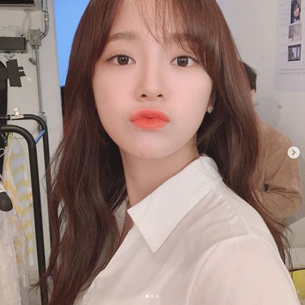 Singer and actor Kim Sejeong has released past photos.Kim Sejeong posted three photos on his 29th day with an article entitled Past Travel: Witch Factory.Kim Sejeong in the public photo is showing a charming expression toward the camera, and I can feel the pure atmosphere in the white blouse, long hair, and faint eyes.Meanwhile, Kim Sejeong is on a break after finishing his mini album Poll activity.Photo: Sejeong SNS
