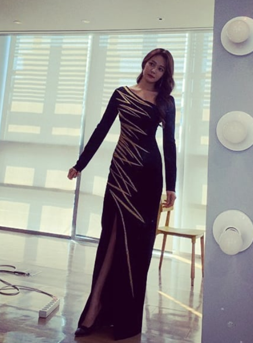 Broadcaster Ahn Hyon-mo flaunted her perfect dress figureAhn Hyon-mo posted a picture and post on her Instagram account on Thursday.In the post, Ahn Hyun-mo released his photo with an article entitled Super Powerful Dress, which seemed to be able to wear all day long, not a poor and poor Dress.In particular, Ahn Hyon-mo was impressed with the alluring beautiful look and the 9th body.Meanwhile, Ahn Hyon-mo married Brandnew Music representative Rimer in 2017.