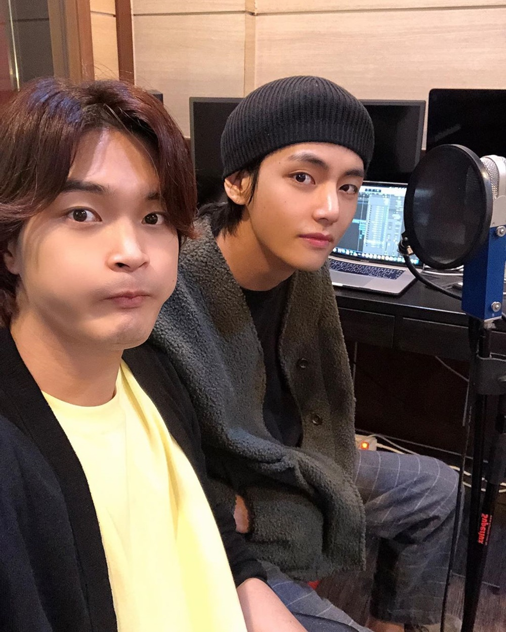 Musician Nive (NIve), who produced Paul Kim, EXO, and Hye-won Park (HYNN), shared BTS (BST) V and Bangkok Challenge V.According to Nibs agency 153 Entertainment, Nib recently joined BTS V and the Bangkok Challenge, and started an impromptu composition battle.The video of the two people working together is uploaded to the official BTS SNS and is receiving the attention of Amy around the world.According to an agency official, the meeting between Nib and V was made by Nibs best friend Paul Kim.V, who usually listened to Nibs music, asked Paul Kim to meet and naturally became acquainted.Since then, V and Nib have had a meaningful time playing an impromptu compositional confrontation, and they have been called Vs composition partner between Amy.Nib first met with the public with Brian Park in the top 9 of Superstar K6 broadcast in 2014.Since then, he has continued his steady musical activities under the real name of Park Ji-soo. He has also been working on EXO Chen Solo deV album title song We break up after April, EXO Dance, Like Rain Day by Jeong Se-un, Paul Kim New Day, Why My Spring, SAM KIM Wheres My Money, HYN He produced a number of songs from various genres, including the title songs of the N (Hye-won Park) mini album, No matter what, Goodbye and To Today (TO.DAY).Earlier this month, it gained popularity by announcing the domestic deV single Like a Fool, which was collaborated with SAM KIM.