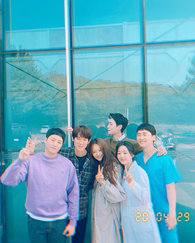 Orphanagera revealed the scene of the sweet doctor shooting and told Cheering.On April 30, orphanage posted a picture on his personal instagram with an article entitled Hospital Playlist Home Shooter.In the photo, it leaves a commemorative photo with the cast including the 99 members of tvN s wise life called organage.In the behind-the-scenes, it boasts a unique chemistry, as well as a coffee tea to Cheering.Especially, Reply 1994, Chilbong added to the reunion with the flexible stone.park jung-min