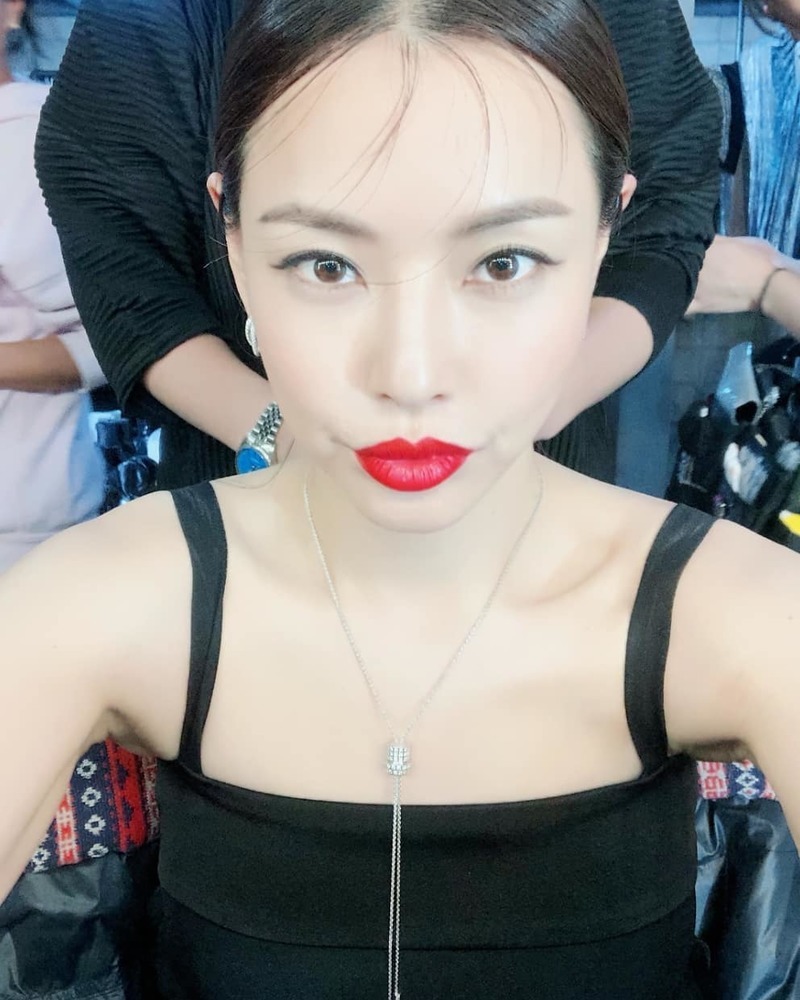 Actor Lee Ha-nui flaunted her alluring beautyLee Ha-nui posted a photo on April 30 on his personal Instagram with an article entitled Good day!Lee Ha-nui in the photo is wearing a red lip in a black dress and taking a selfie. She focuses her attention with sexy yet elegant charm.park jung-min