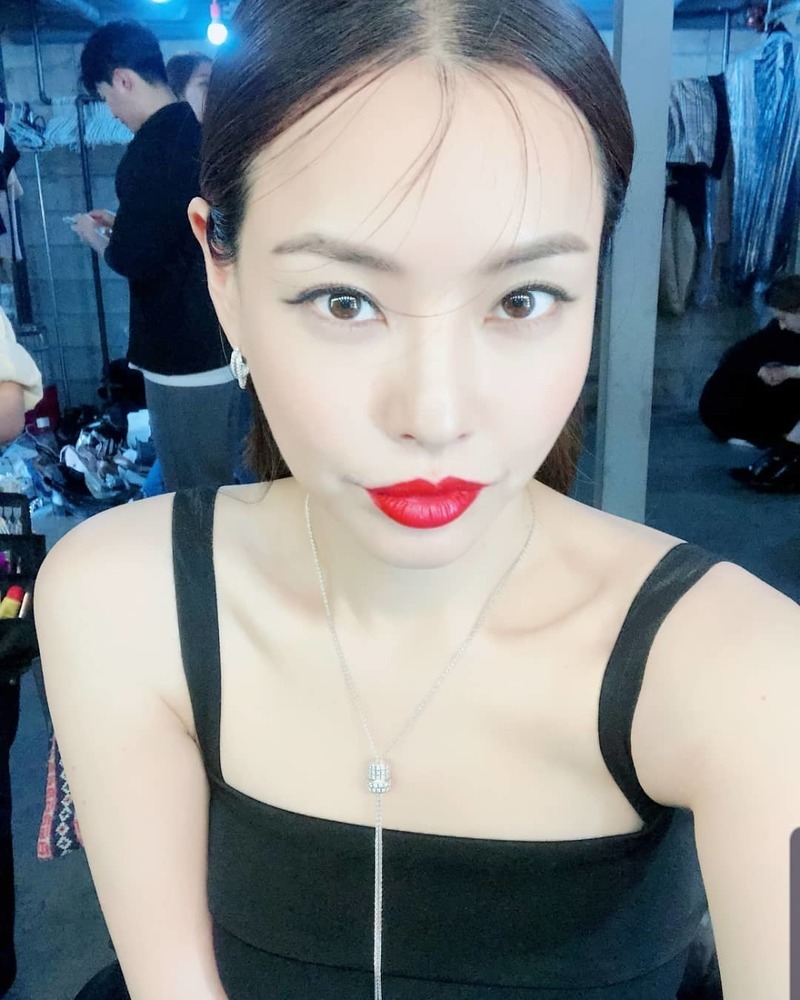Actor Lee Ha-nui flaunted her alluring beautyLee Ha-nui posted a photo on April 30 on his personal Instagram with an article entitled Good day!Lee Ha-nui in the photo is wearing a red lip in a black dress and taking a selfie. She focuses her attention with sexy yet elegant charm.park jung-min