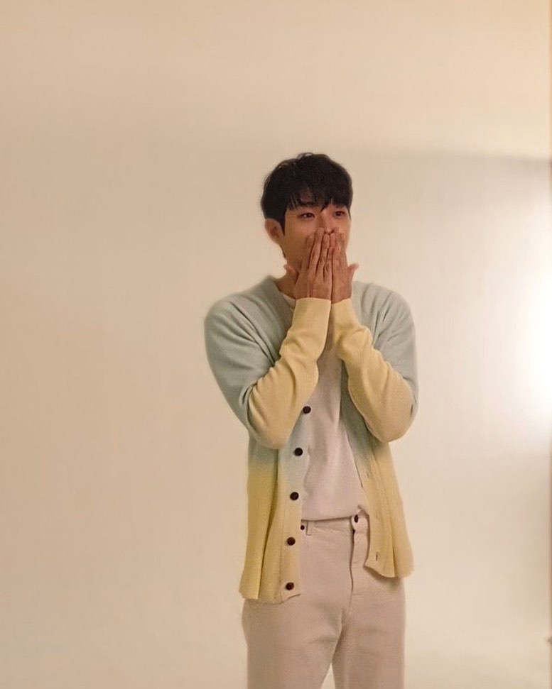 Actor Choi Woo-shik showed off his brilliant visuals.Choi Woo-shik posted a picture on his personal Instagram page on April 30.Choi Woo-shik in the photo looks somewhere as if surprised in a bright pastel-ton cardigan.The appearance of Choi Woo-shik, which gives a warm boyfriend, made her excited.park jung-min