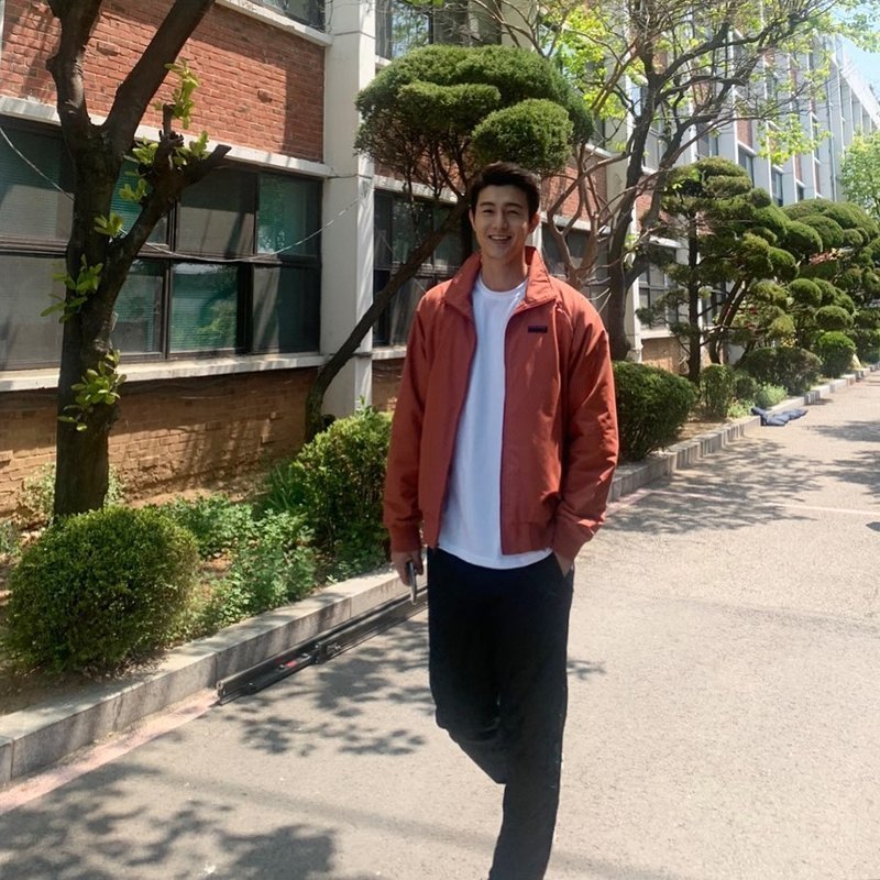 Actor Lee Ki-woo has reported on the latest.Lee Ki-woo posted a picture on April 30 on his personal Instagram with an article entitled Spring is on the set too.Lee Ki-woo in the picture looks at the camera with a clear face, and at a glance, it is admirable with superior ratio and leg length.park jung-min