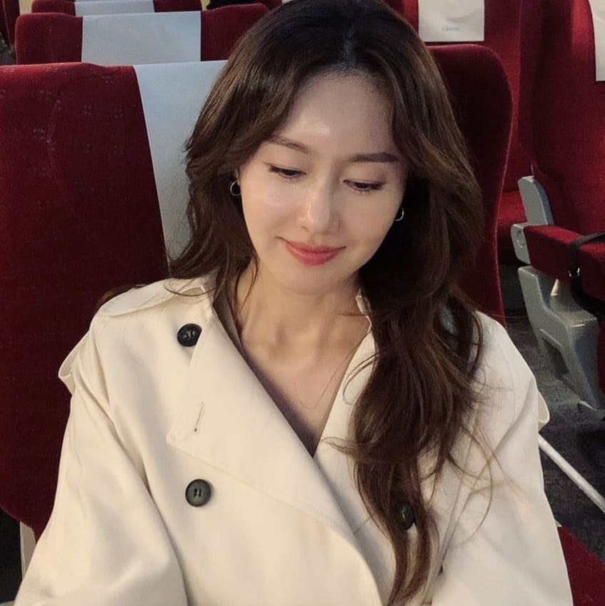Kim Ji-soo still boasted an elegant Beautiful looks.Actor Kim Ji-soo posted a picture on his instagram on April 30 with the phrase I already have May, I want to be excited.In the photo, Kim is looking down in a French coat, and he thrills fans with his simple visuals. Kim added, I need to see the people I wanted to see.Han Jung-won