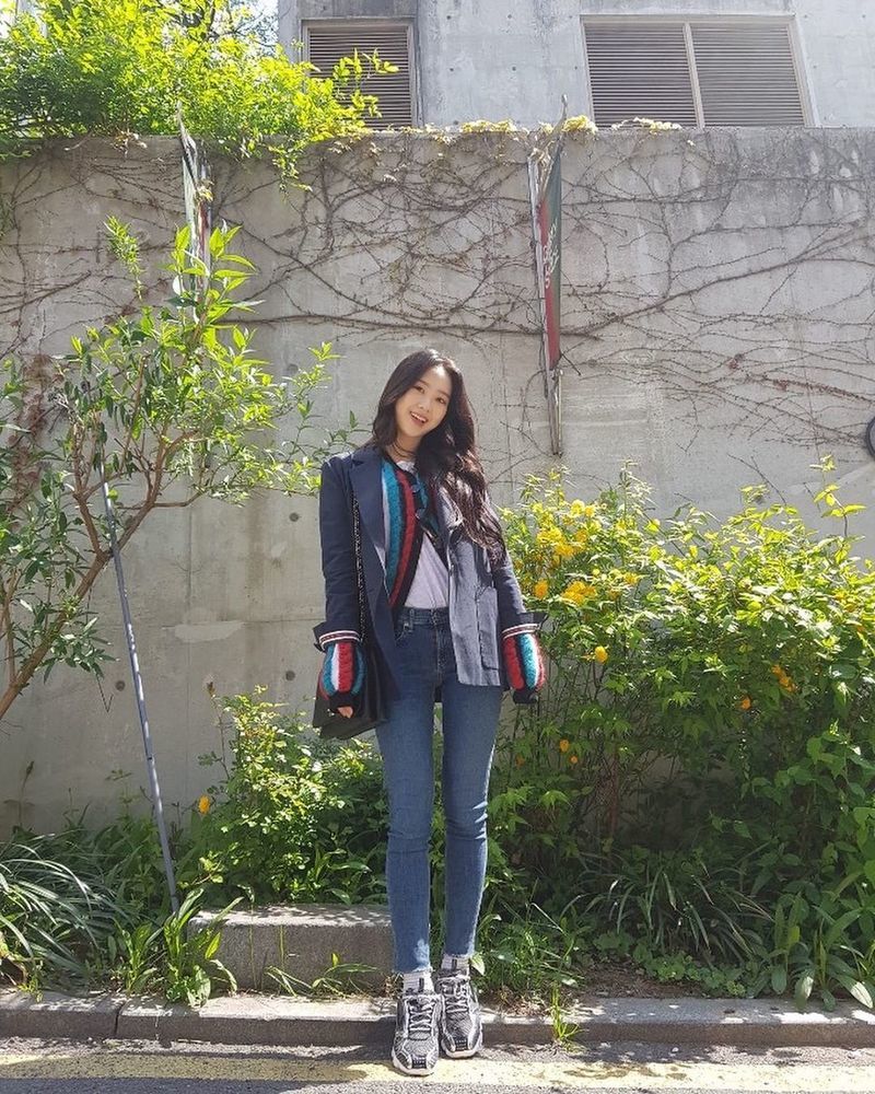 JiHo showed off her brighter Beautiful looks than the sunshine.Group OH MY GIRL member JiHo uploaded three photos to the official Instagram on April 30 with the phrase daily.In the photo, JiHo is beaming in a jacket - he thrilled fans with his microfiber legs and beautiful visuals.han jung-won