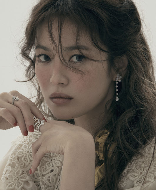 Actor Song Hye-kyo boasted an elegant charm through the pictorial.Jewelry brand Shome released a picture completed on the 30th through collaboration with Actor Song Hye-kyo and fashion magazine Elle Singapore.The pictorial features a cover page for the May 2020 issue of Elle Singapore.Song Hye-kyo showed her own beauty through the pictorials; Song Hye-kyo in the pictorials was elegant and alluring.Song Hye-kyos unique charm was brilliant.In an interview released with the pictorial, Song Hye-kyo said: I think I was very lucky; I was able to participate in amazing works since I was a child, and the works did well.I was loved by many people again. Song Hye-kyo made his debut in the CRT with his first love of Drama in the same year after winning the Grand Prize at the 1996 uniform model selection contest.The sitcom Sunpung Obstetrics and Gynecology and the drama Autumn Fairy Tale became popular with the whole nation and became the top star.Since then, he has become a top actress in Korea, both beautiful and acting through Drama All In, Full House, World in which They Live, That Winter, Wind Blows, Dawn of the Sun, Blue Warning, Hwang Jin Lee, My Life .