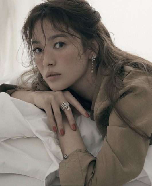 Actor Song Hye-kyo boasted an elegant charm through the pictorial.Jewelry brand Shome released a picture completed on the 30th through collaboration with Actor Song Hye-kyo and fashion magazine Elle Singapore.The pictorial features a cover page for the May 2020 issue of Elle Singapore.Song Hye-kyo showed her own beauty through the pictorials; Song Hye-kyo in the pictorials was elegant and alluring.Song Hye-kyos unique charm was brilliant.In an interview released with the pictorial, Song Hye-kyo said: I think I was very lucky; I was able to participate in amazing works since I was a child, and the works did well.I was loved by many people again. Song Hye-kyo made his debut in the CRT with his first love of Drama in the same year after winning the Grand Prize at the 1996 uniform model selection contest.The sitcom Sunpung Obstetrics and Gynecology and the drama Autumn Fairy Tale became popular with the whole nation and became the top star.Since then, he has become a top actress in Korea, both beautiful and acting through Drama All In, Full House, World in which They Live, That Winter, Wind Blows, Dawn of the Sun, Blue Warning, Hwang Jin Lee, My Life .