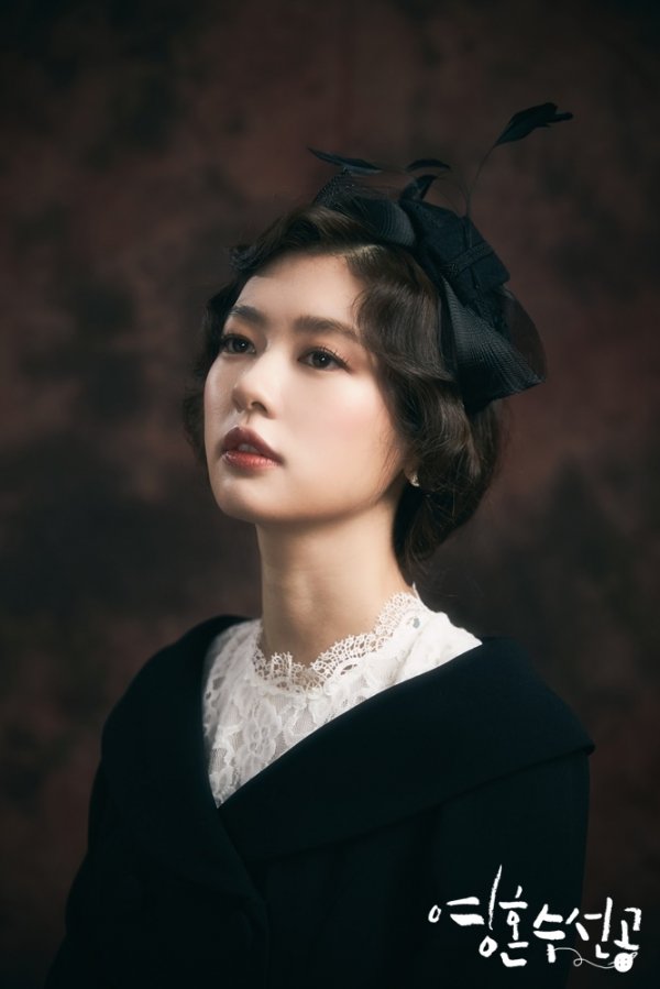Jung So-min has announced a perfect transformation into the musical rising star Han Space, and a profile photo of Spaces unique charm has been released.Jung So-min has perfected two styles of black and white versions of Natural Sik and alluring modern versions, raising expectations for drama.The production team of KBS 2TV drama Soul Soo Seon-gong (played by Lee Hyang-hee, directed by Yoo Hyun-ki) which will be broadcasted first on May 6 made a surprise release of two versions of the profile photo of musical actor Han Space (Jung So-min).The modern version captures my attention by perfectly expressing the main character who is so storyless that it can be climbed on the musical casting board right now.As such, Space has proved to be a rising blue chip in the musical world with visuals that seem to be free-passing any audition.Space has completely digested all two versions of the profile photos, the production team said. I would like to ask for a lot of attention to what will happen before her, who knew she would only walk on the success road.The Soul Sui Seon-gong will be broadcast for the first time on May 6.