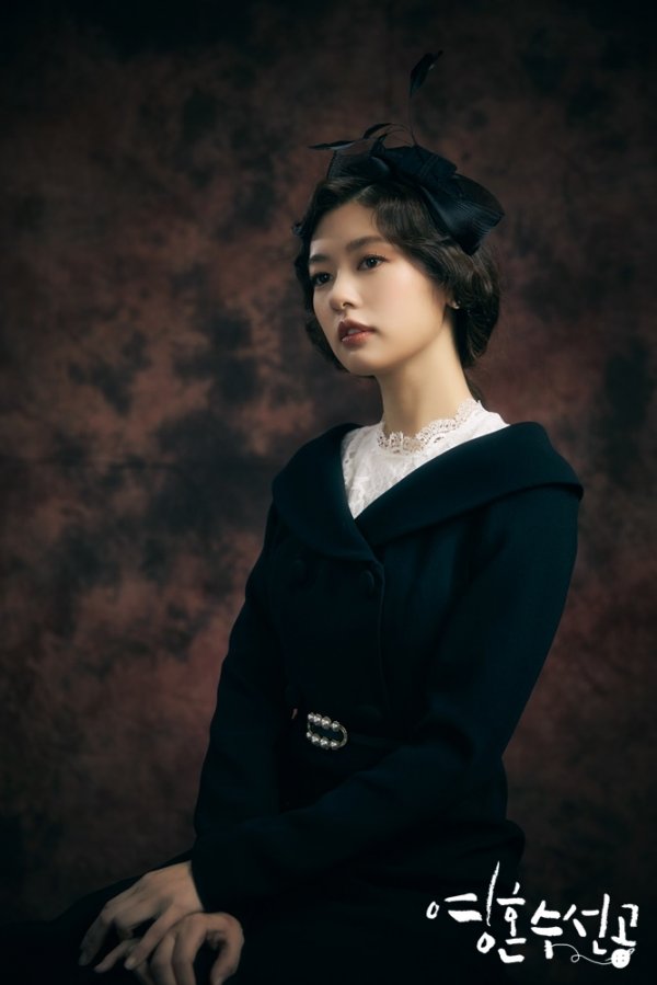 Jung So-min has announced a perfect transformation into the musical rising star Han Space, and a profile photo of Spaces unique charm has been released.Jung So-min has perfected two styles of black and white versions of Natural Sik and alluring modern versions, raising expectations for drama.The production team of KBS 2TV drama Soul Soo Seon-gong (played by Lee Hyang-hee, directed by Yoo Hyun-ki) which will be broadcasted first on May 6 made a surprise release of two versions of the profile photo of musical actor Han Space (Jung So-min).The modern version captures my attention by perfectly expressing the main character who is so storyless that it can be climbed on the musical casting board right now.As such, Space has proved to be a rising blue chip in the musical world with visuals that seem to be free-passing any audition.Space has completely digested all two versions of the profile photos, the production team said. I would like to ask for a lot of attention to what will happen before her, who knew she would only walk on the success road.The Soul Sui Seon-gong will be broadcast for the first time on May 6.