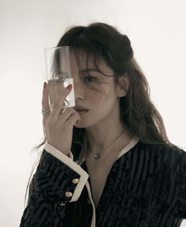 Song Hye-kyo, a global jewelery brand ambassador, unveiled a picture with Singapore Fashion magazine.Song Hye-kyo in the picture boasted an unbearable beauty.Song Hye-kyo, who beautifully expresses elegance and enterprising Hyundai women, expressed the luxury of the brand.It is an official saying that the unique charm of Song Hye-kyo, which fantastically digests anything more, is included in this picture.