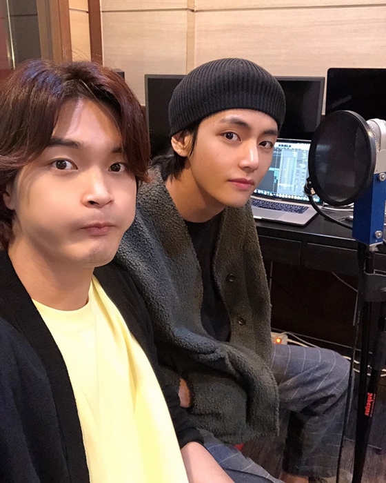 Producers and singer NIve have met with BTS (BTS) member V and are attracting global fans attention.According to 153 Entertainment (153 Entertainment), Nib recently joined BTS V and the Bangkok Challenge to begin his impromptu composition Battle.Especially, the video of the two people working together was posted on the official SNS of BTS, and it became a hot topic among fans around the world.The meeting between Nib and V was made by Nibs best friend, Paul Kim.V, who usually enjoys Nibs music, asked Paul Kim to meet and had a chance to naturally build up a friendship.Since then, V and Nib have spent meaningful time playing an impromptu compositional match, and expectations are also focused on whether the two will achieve a duet in the future.As Nib meets V, which has been influential all over the world, many netizens are curious and interested in Nib.Nib, who has been gathering attention as a composer partner of V, has been in front of the public in the name of Brian Park in the top 9 of Superstar K6 broadcast in 2014, and has since started his career as the first artist of 153 Entertainment.Nib, who has been performing steady music activities under the real name of Park Ji-soo, has been working on EXO Chen Solo deV album title song We break up after April, EXO Dance, Like Rain Day, Paul Kim New Day, Why My Money, SAM KIM Wheres My Money It is a talented Lee Su-hyun who produced a number of songs from various genres such as HYNN (Park Hye-won) mini album title songs No matter, Hi and To Today (TO.DAY).With the love call of many Lee Su-hyun, Nib also got the modifier Lee Su-hyun, which Lee Su-hyun recognized.In early April, he released a domestic deV single Like a Fool, which was collaborated with SAM KIM, and got a hot response.Like a Fool is a song that leaves a calm and deep reverberation with the unique tone of Nib and SAM KIM, and it has attracted attention with its good performance such as taking the top spot of major music source site in Korea at the same time as it is released.The attention of music fans around the world is focused on Nibs success in successfully taking the first step of domestic activities.