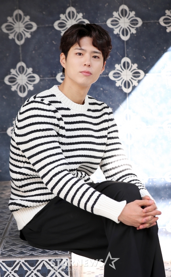 2020 yearPark Bo-gum, who foresaw the tenth day, will return to the screen with the first Duplicates of mankind through the film Seo Bok (director Lee Yong-ju).Park Bo-gum has met with viewers of the house theater through the drama Reply 1988, Gurmigreen Moonlight and Boyfriend.He then meets the audience in five years after the movie Chinatown (director Han Jun-hee).The film Seo Bok depicts what happens when a former intelligence agent, Giheon (Gong Yoo), who is about to die, is caught up in a dangerous incident in the pursuit of the first human being, the first Duplicates Seo Bok (Park Bo-gum), and several forces trying to take over him.Park Bo-gum divides into Seo Bok in the play; Seo Bok is the first Duplicates of mankind to be developed in secret.Park Bo-gum, who has been attracting various charms through Lets Answer 1988, Gurmi Moonlight Green Lee Young and Boyfriend Kim Jin-hyuk, will emit another charm with Duplicates in Seo Bok.Park Bo-gum is 2020 year through drama Youth Record, movie Wonderland (director Kim Tae-yong)He predicted the tenth.Initially, Seo Bok was scheduled to meet with the audience first, but it seems that the order should be watched more as the opening of Seo Bok is delayed to the second half in the aftermath of COVID-19.These handsome duplicates can only be seen through Seo Bok.In addition, attention is focused on what kind of chemistry Park Bo-gum and Gong Yoo will show through Seo Bok.Jo In-sung leads to 10 million director Ryu Seung-wan and comeback 7 in two years