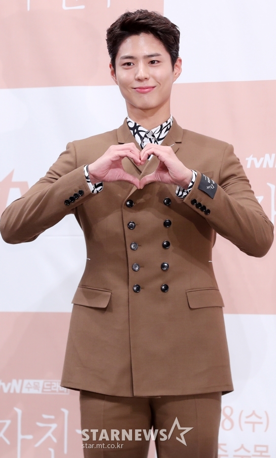 2020 yearPark Bo-gum, who foresaw the tenth day, will return to the screen with the first Duplicates of mankind through the film Seo Bok (director Lee Yong-ju).Park Bo-gum has met with viewers of the house theater through the drama Reply 1988, Gurmigreen Moonlight and Boyfriend.He then meets the audience in five years after the movie Chinatown (director Han Jun-hee).The film Seo Bok depicts what happens when a former intelligence agent, Giheon (Gong Yoo), who is about to die, is caught up in a dangerous incident in the pursuit of the first human being, the first Duplicates Seo Bok (Park Bo-gum), and several forces trying to take over him.Park Bo-gum divides into Seo Bok in the play; Seo Bok is the first Duplicates of mankind to be developed in secret.Park Bo-gum, who has been attracting various charms through Lets Answer 1988, Gurmi Moonlight Green Lee Young and Boyfriend Kim Jin-hyuk, will emit another charm with Duplicates in Seo Bok.Park Bo-gum is 2020 year through drama Youth Record, movie Wonderland (director Kim Tae-yong)He predicted the tenth.Initially, Seo Bok was scheduled to meet with the audience first, but it seems that the order should be watched more as the opening of Seo Bok is delayed to the second half in the aftermath of COVID-19.These handsome duplicates can only be seen through Seo Bok.In addition, attention is focused on what kind of chemistry Park Bo-gum and Gong Yoo will show through Seo Bok.Jo In-sung leads to 10 million director Ryu Seung-wan and comeback 7 in two years