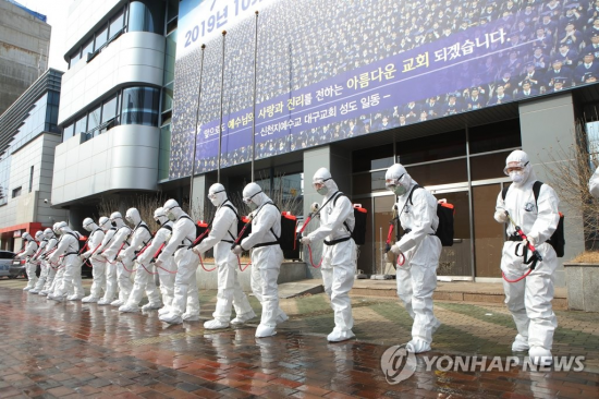 지난 3월1일 대구시 남구 신천지대구교회 일대에서 제2작전사령부 장병 50여명이 휴일도 잊은채 신종 코로나바이러스 감염증 확산 방지를 위해 방역·소독작전을 하고 있다. [이미지출처=연합뉴스]