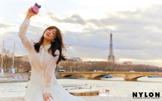 France high-end luxury brand Rochas released pictures and videos with Hani and Paris on the 1st.Hani made a perfect appearance as a muse of Mademoiselle C Roshas, sometimes innocent and loving, sometimes sensual, walking through Paris city.