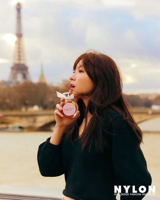 France high-end luxury brand Rochas released pictures and videos with Hani and Paris on the 1st.Hani made a perfect appearance as a muse of Mademoiselle C Roshas, sometimes innocent and loving, sometimes sensual, walking through Paris city.