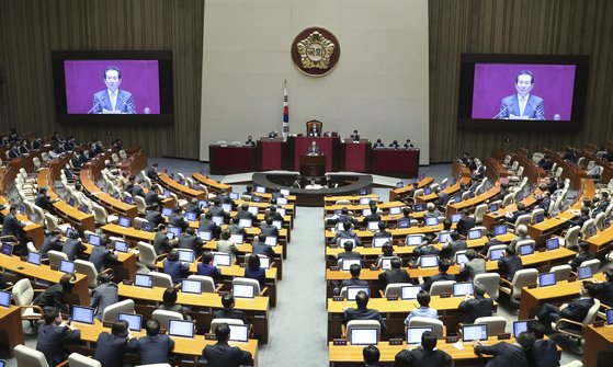정세균 국무총리가 지난달 20일 오후 국회 본회의장에서 열린 본회의에서 신종 코로나바이러스 감염증(코로나19) 대응 긴급재난지원금 지급을 위한 추경 편성과 관련 시정연설을 하고 있다. 임현동 기자